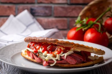 Geleneksel Türk tost sandviçi servisi (Türkçe adı: Ayvalik tostu)