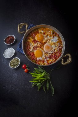 Ünlü Türk erkekler sofrasında yumurta, karabiber ve domateslerden yapılıyor..