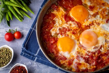 Ünlü Türk erkekler sofrasında yumurta, karabiber ve domateslerden yapılıyor..