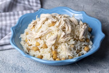 Geleneksel lezzetli Türk yemekleri; Nohutlu pilav ve tavuklu pilav (Türkçe adı: Tavuklu nohutlu pilav))