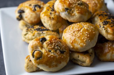 Zeytinli ve dereotlu hamur tatlısı (Türkçe adı Zeytinli pogaca ve dere otlu peynirli pogaca))