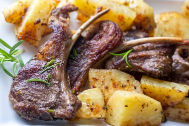 Izgara kuzu pirzola ve patates, nefis bir manzara.