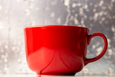 Kırmızı bir kahve fincanı.