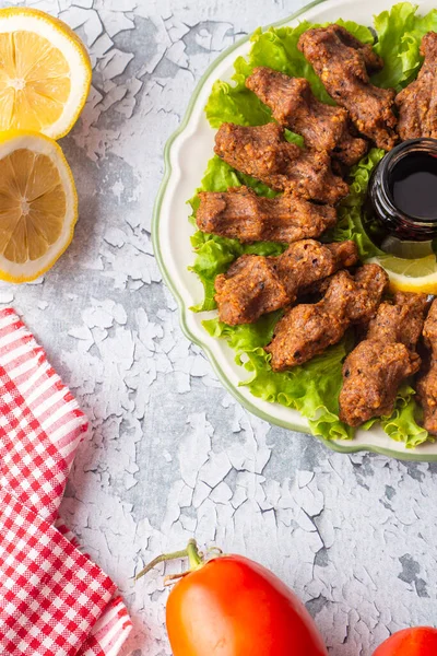 Geleneksel lezzetli Türk yemekleri; Türkçe adı; Cig kofte (Türkçe çiğ köfte) marullu