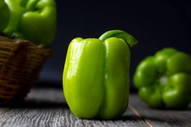 Ahşap arka planda çiğ dolma biber.