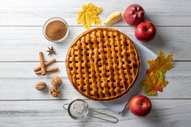 Ev yapımı organik elmalı turta, yemeye hazır.