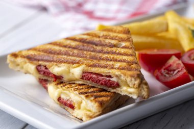 Türk tostu, çedar peyniri, sosis ve jambonla karıştırılmış tost, kızarmış patates (Türk adı Karisik tost))