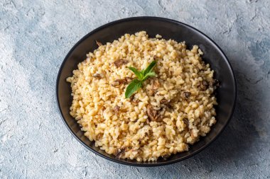 Mantarlı Bulgur pilavı, yemek konsepti fotoğrafı..