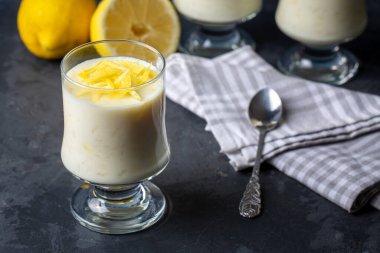 Geleneksel Lezzetli Türk tatlısı; Limonlu sütlaç (Türkçe: Limonlu Sutlac))