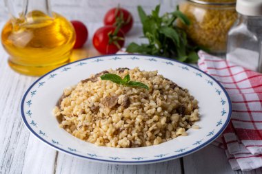 Mantarlı Bulgur pilavı, yemek konsepti fotoğrafı..