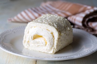 Türk kremalı süt ürünü. Türk kahvaltısı için bir bardak sütlü pıhtılaşmış krema. (Türkçe adı; kayak)