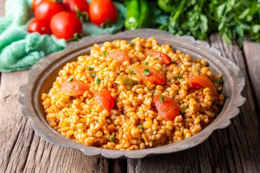 Tabakta domates sosu bulunan geleneksel Türk bulgur pilavı (Türkçe adı; meyhane pilavi))