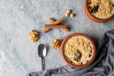 Fırınlanmış pirinç pudingi Türk sütlü tatlı. Fındıklı güveçte dikiş.