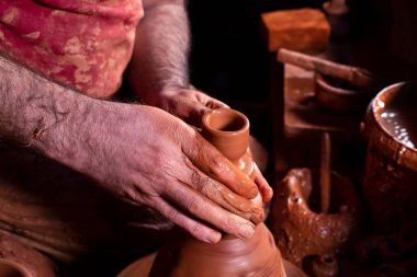 Çömlek atölyesinde, stüdyoda kase yapan profesyonel çömlekçi.. 