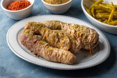 Geleneksel Türk Doldurulmuş pirinç işkembesi veya Türk Restoranı 'ndaki masada sakatat yemeği. Shirdan Dolma, Adana 'nın en sevdiği yemektir. (Türkçe isim; Sirdan)