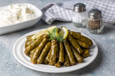 Lezzetli dolma (sarma) dolma yaprağı pilavı. Lübnan Dolma Sarması tabakta. Lübnan Türk mutfağı, Yunan ortadoğu mutfağı. (Türkçe adı: Yaprak sarma)