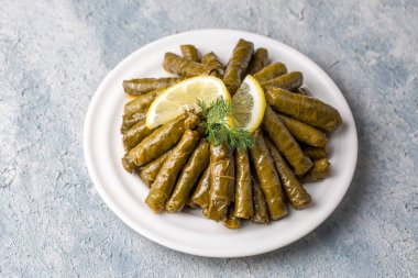 Lezzetli dolma (sarma) dolma yaprağı pilavı. Lübnan Dolma Sarması tabakta. Lübnan Türk mutfağı, Yunan ortadoğu mutfağı. (Türkçe adı: Yaprak sarma)