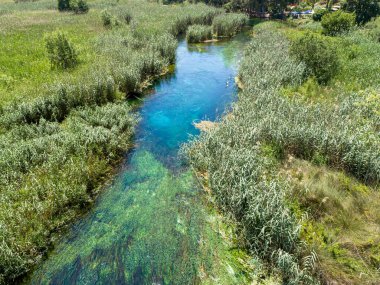 Türkiye Akyaka Azmak Nehri, seyahat konsepti fotoğrafı, insansız hava aracıyla yukarıdan manzara