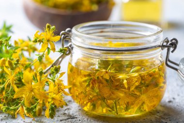 Hipperikum perforatum bitkisinden (Türkçe adı; sari kantaron yagi)