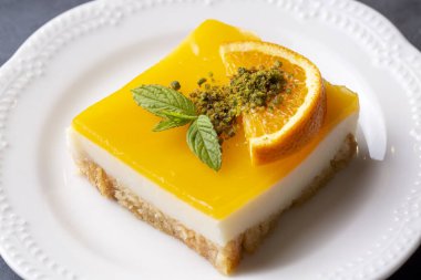 Lezzetli bir Türk tatlısı; portakallı, turuncu pastalı Etimek tatlısı, turuncu sütlü kek (Türkçe adı; Portakalli etimek tatlisi)