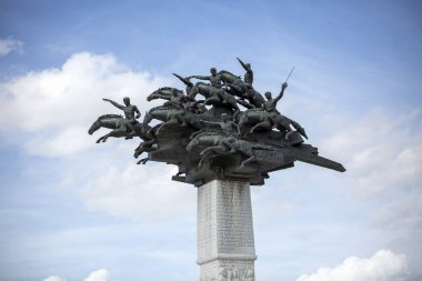 İzmir, Türkiye - 10 Şubat 2021: İzmir 'de Alsancak ve Konak mahalleleri arasında Gundogdu Meydanı' ndaki Cumhuriyet Heykeli Ağacı