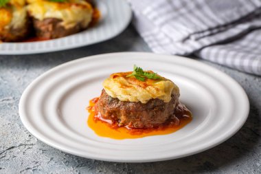 Türk Gıda Hasanpaşa Kofte - Püre ile Kofta - Bechamel Sosu ve Yeşil Bezelye ile Köfte. Geleneksel Yemek.