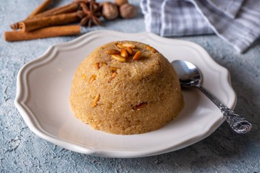 Geleneksel Türk irmik tatlı çöl halkası (Türkçe adı; irmik helvasi)