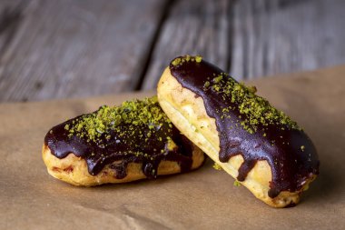 Geleneksel çikolatalı Fransız ekleriName.