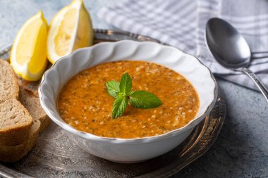 Geleneksel lezzetli Türk çorbası; Türk adı; Tarhana veya Ezogel corbasi