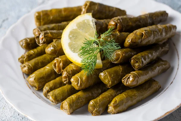 Geleneksel lezzetli Türk yemekleri; Dolma yaprak (Yaprak sarmasi)