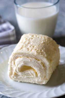 Türk kremalı süt ürünü. Türk kahvaltısı için bir bardak sütlü pıhtılaşmış krema. (Türkçe adı; kayak)