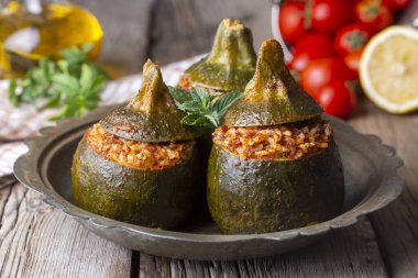 Et, pirinç ve sebzeyle doldurulmuş kabak. Geleneksel lezzetli Türk yemeği, mini top doldurulmuş kabak (Türkçe isim; top kabak dolmasi))