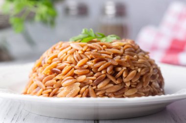 Geleneksel lezzetli Türk yemeği, arpa erişte pilavı (Türkçe adı; Arpa sehriye pilavi)