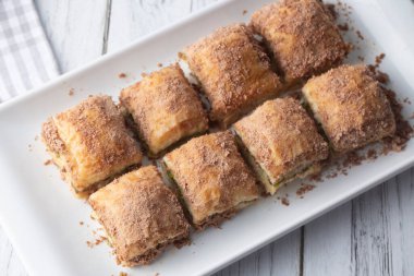 Geleneksel Türkçe yeni tatlı şam fıstıklı soğuk sütlü baklava (Türkçe adı; soguk baklava)