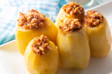 Geleneksel lezzetli Türk yemekleri; doldurulmuş patatesler (Türkçe: Patates dolmasi))