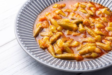 Bamya, geleneksel Türk yemekleri. (Türk mutfağı) Tabakta ev yapımı yiyecek bamyası. Organik Gıda.