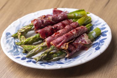 Pastırmalı ızgara kuşkonmaz (Türkçe adı: Pastirmali kuskonmaz izgara))