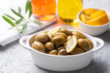 Çatlamış yeşil zeytin. Limonlu çatlamış yeşil zeytin. Türk usulü zeytin (Türkçe: kirma zeytin))