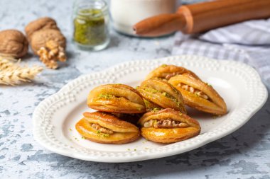 Cevizli Dilberdudagi, geleneksel ziyafet ve şuruplu ramazan tatlısı (Türkçe adı Dilber Dudagi))