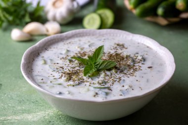 Geleneksel lezzetli aperatif; tzatziki (Türkçe adı; kakik