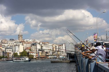 İstanbul - Galata Koprusu - Türkiye, 12 Eylül 2021, Galata Kulesi 'nde balık tutan insanlar