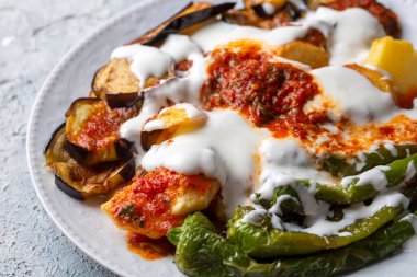 Yoğurtla kızartılmış Türk usulü sebze (Yoğurtlu Karisik Kizartma))