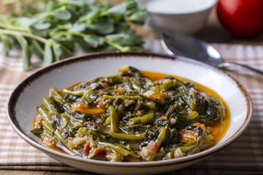 Geleneksel Türk mutfağı purslane yemeği (Türkçe adı; semizotu yemegi)