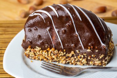 Malaga Tatlısı - Fıstıklı çikolatalı ekler - Fındık ve muz