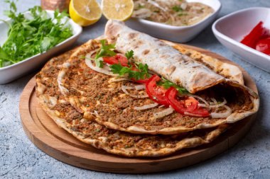 Türk yemekleri; Türk pizzası - Lahmacun