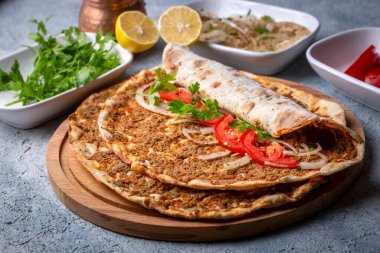 Türk yemekleri; Türk pizzası - Lahmacun