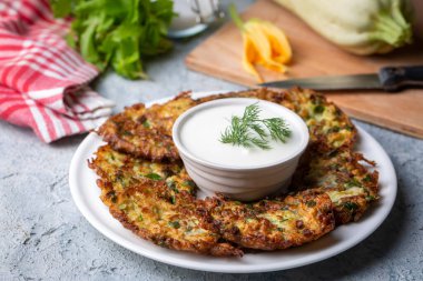 Mucver, geleneksel Türk yemekleri. (Türk mutfağı) Kabaklı ev yemeği.
