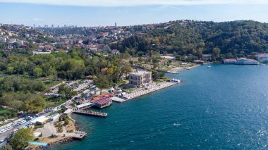 Beykoz 'daki Kucuksu Sarayı' nın Havadan Görünümü, İstanbul Şehri, Türkiye. Tarihi Bina. İHA Kucuksu Kasri ile hava fotoğrafı