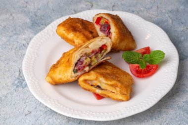 Pastirma (pastırma) ve çedar peynirli Türk Pacanga Boregi. - Pastirmali Borek.