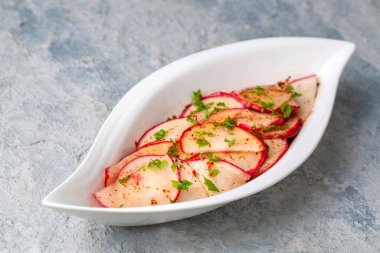 Türk aperatifleri; dilimlenmiş turp aperatifi ekşi, Türkçe adı: Turp mezesi